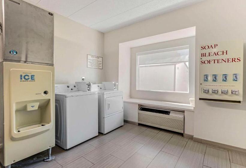 هتل Clarion Pointe Staunton East