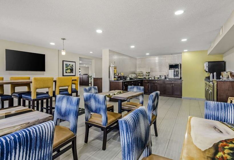 هتل Clarion Pointe Staunton East