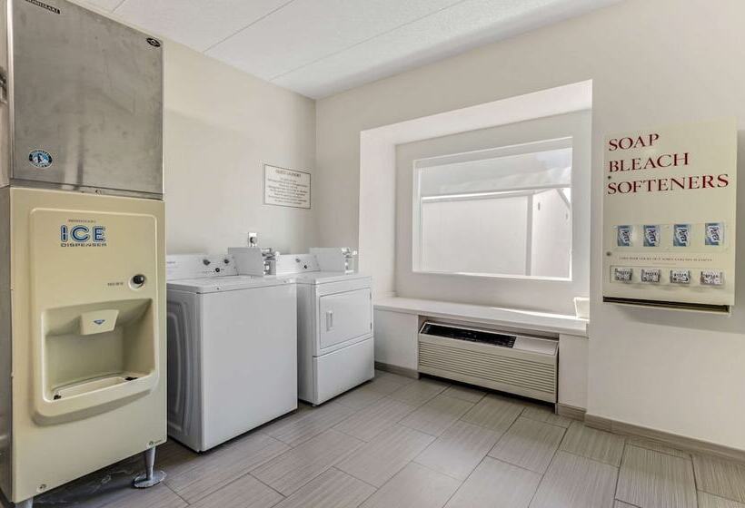 هتل Clarion Pointe Staunton East