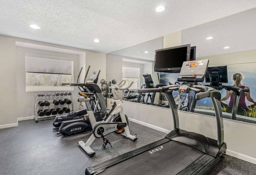 هتل Clarion Pointe Staunton East