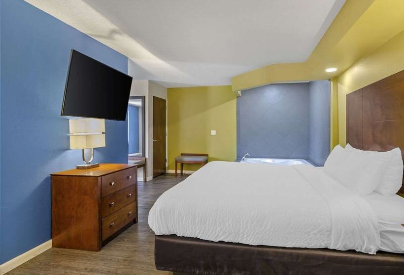 هتل Clarion Pointe Staunton East