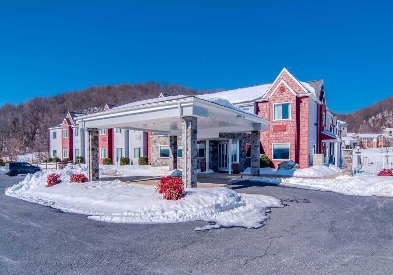 هتل Clarion Pointe Staunton East