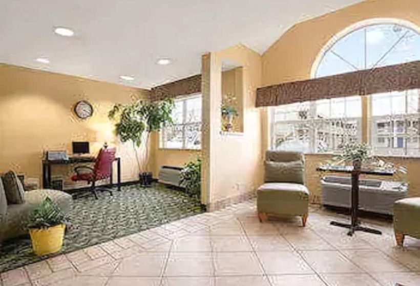 בית מלון כפרי Days Inn & Suites By Wyndham Lafayette In