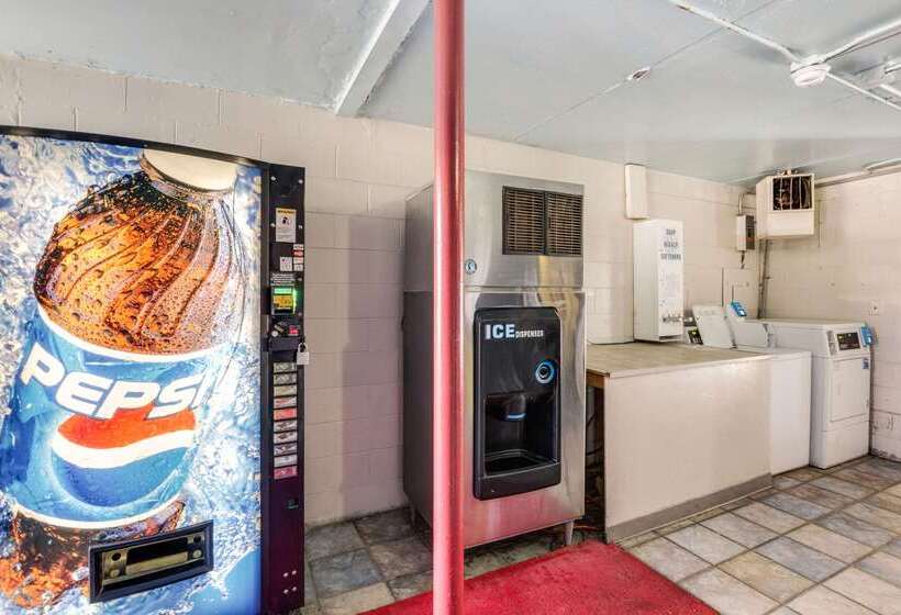 فندق Econo Lodge Inn & Suites