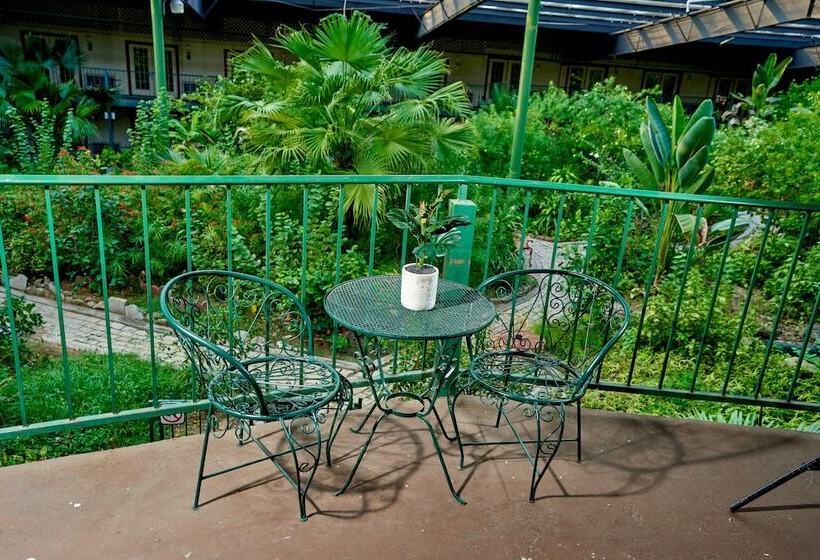 בית מלון כפרי Family Garden Inn & Suites