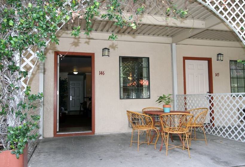 בית מלון כפרי Family Garden Inn & Suites