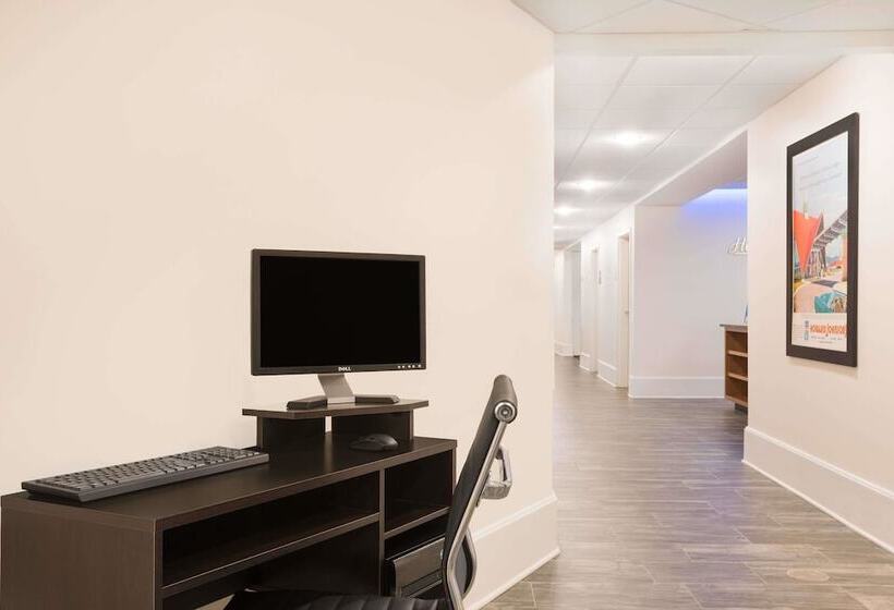 هتل Howard Johnson By Wyndham Quincy/ Boston