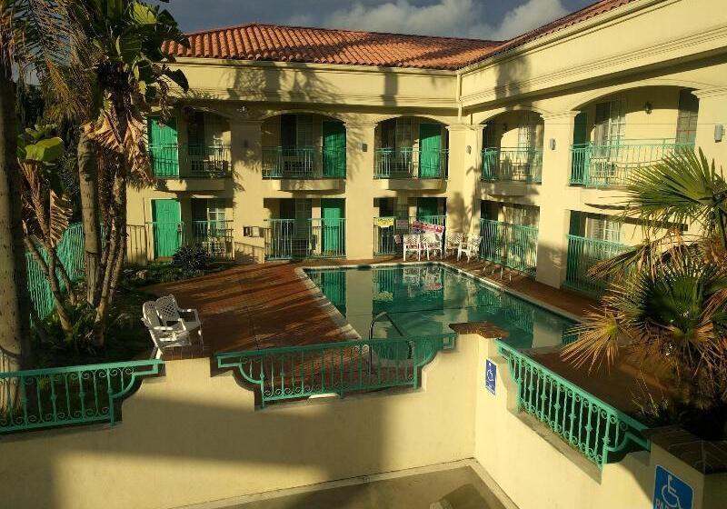 هتل Lyfe Inn & Suites By Aga  Lax Airport