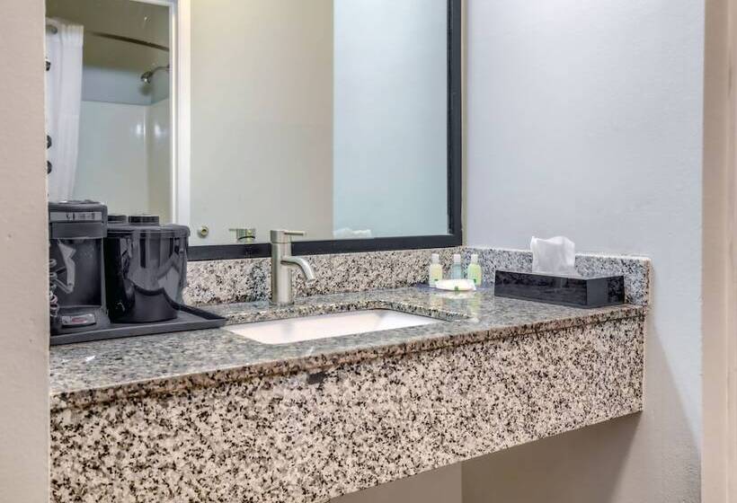 هتل Quality Inn