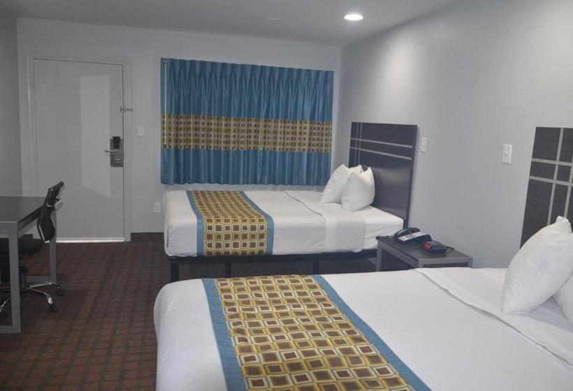 هتل Travelers Inn