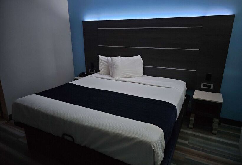 Отель Travelodge Inn & Suites By Wyndham Fullerton