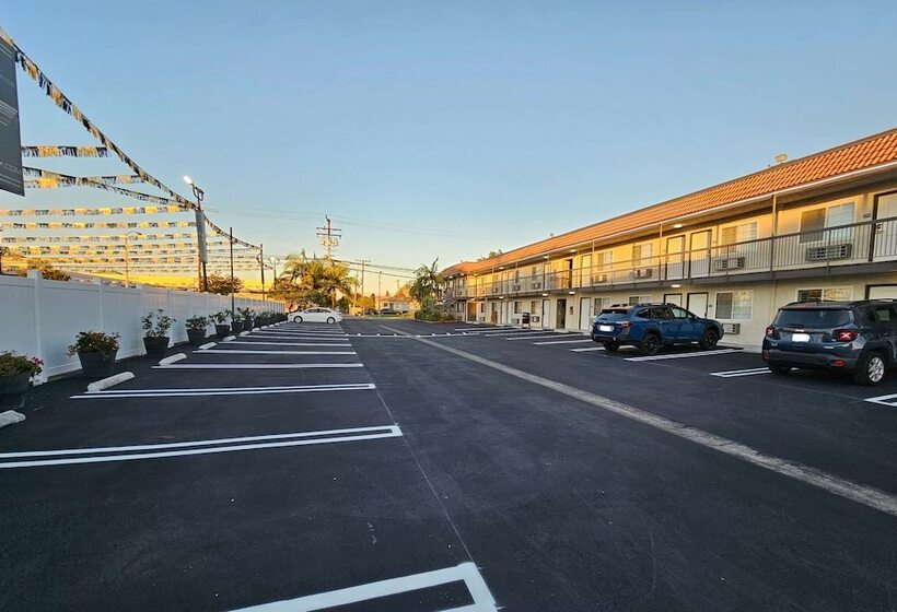 فندق Travelodge Inn & Suites By Wyndham Fullerton