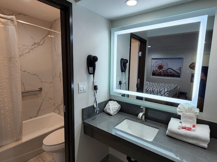 فندق Travelodge Inn & Suites By Wyndham Fullerton