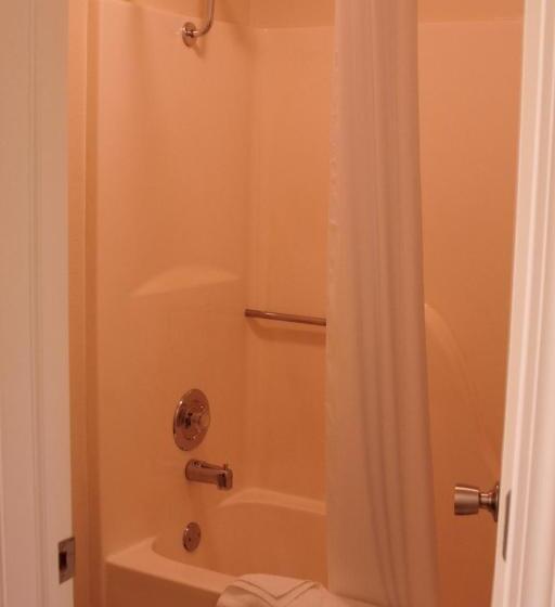 هتل Whispering Hills Inn
