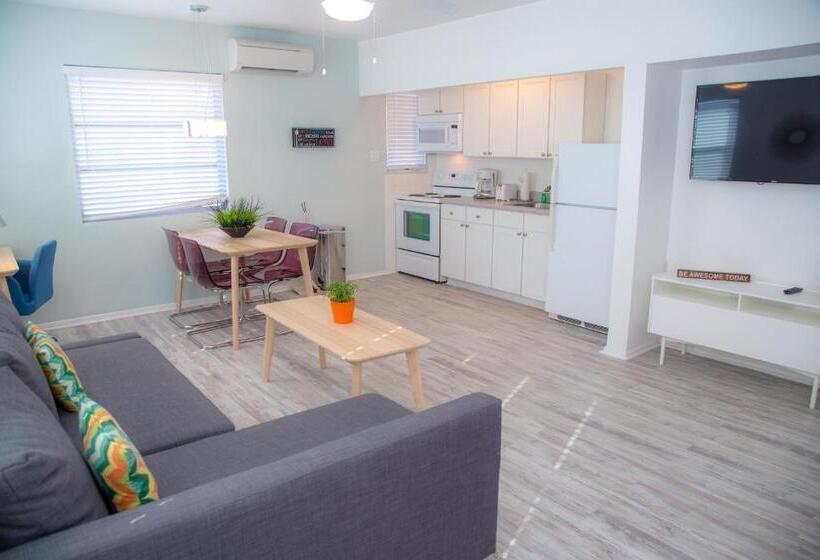 فندق على الطريق St. Pete Beach Suites