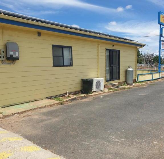 فندق على الطريق Newell Hwy Caravan Park