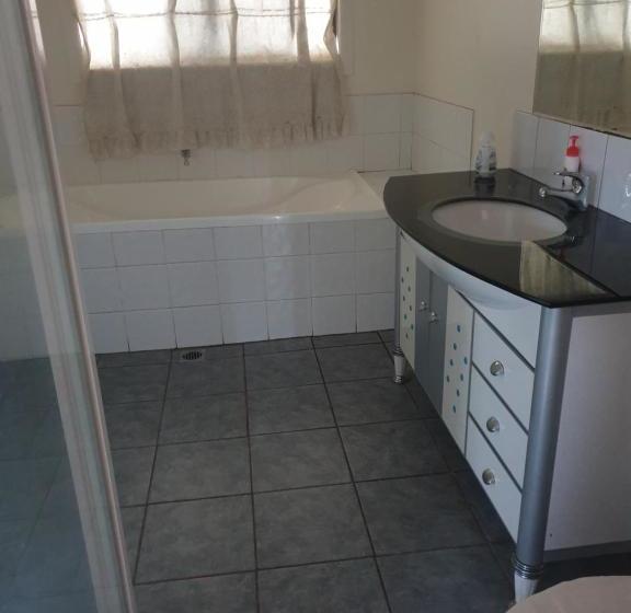 فندق على الطريق Newell Hwy Caravan Park