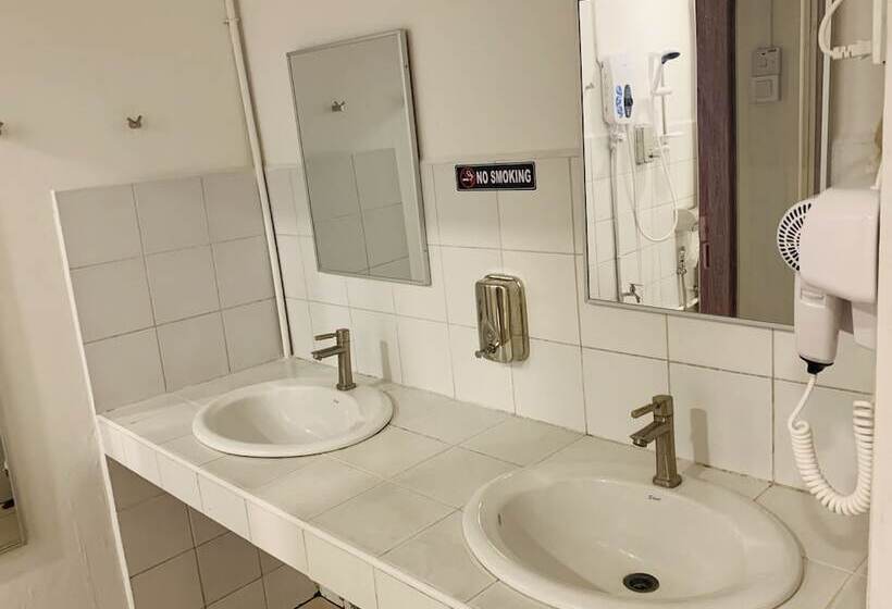 בית מלון כפרי Spot On 89900 Jesselton Capsule Inn