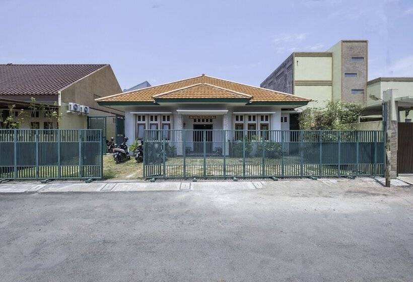 هتل Oyo 2072 Wisma Teratai