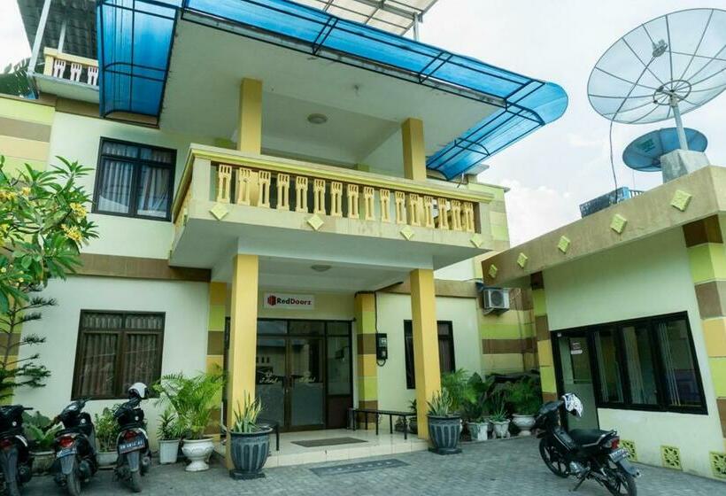 پانسیون Reddoorz @ Gatot Subroto Ende