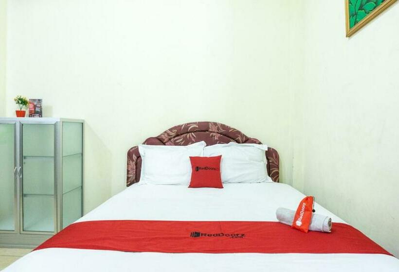 پانسیون Reddoorz @ Gatot Subroto Ende