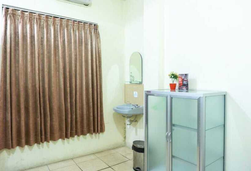 پانسیون Reddoorz @ Gatot Subroto Ende