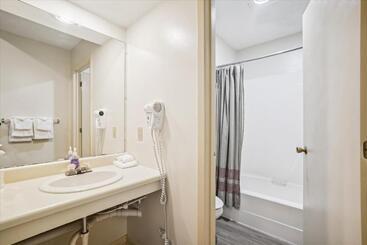 هتل Cedarbrook Queen Studio 210