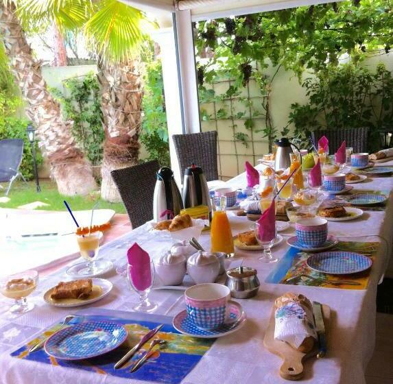 تختخواب و صبحانه La Villa De L'olivier