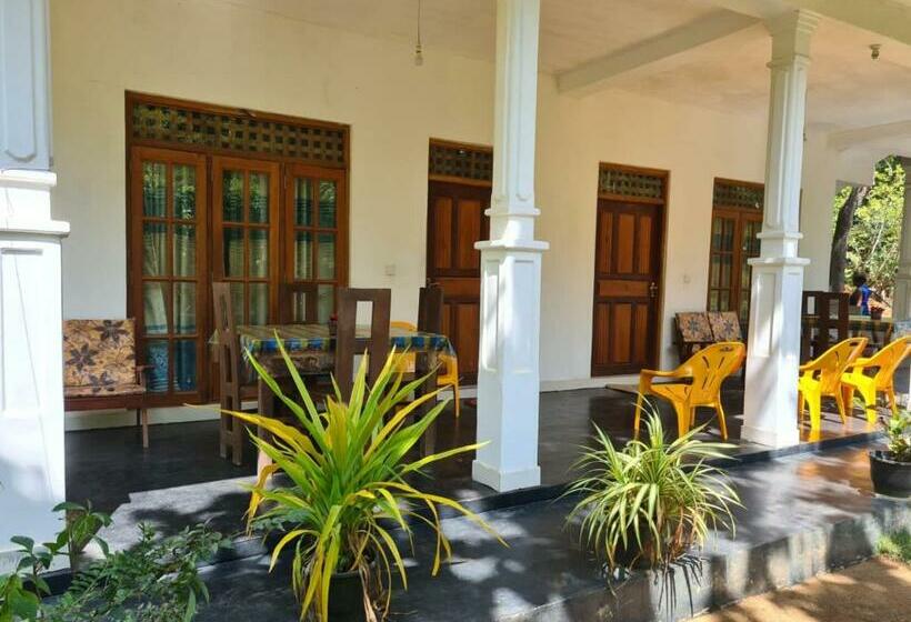 פנסיון Thuruliya Residence