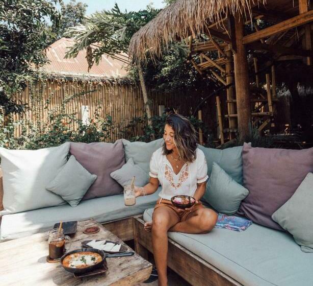 استراحتگاه Flowers & Fire Yoga Garden
