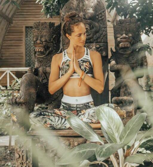 استراحتگاه Flowers & Fire Yoga Garden