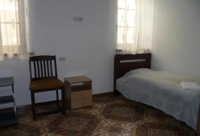 הוסטל Home