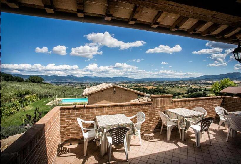 هتل Agriturismo La Rosa Montefalco