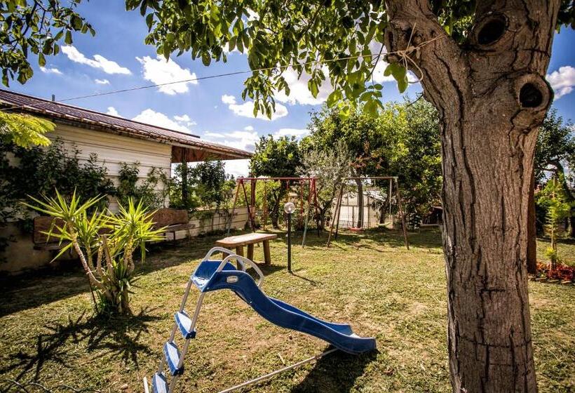 هتل Agriturismo La Rosa Montefalco