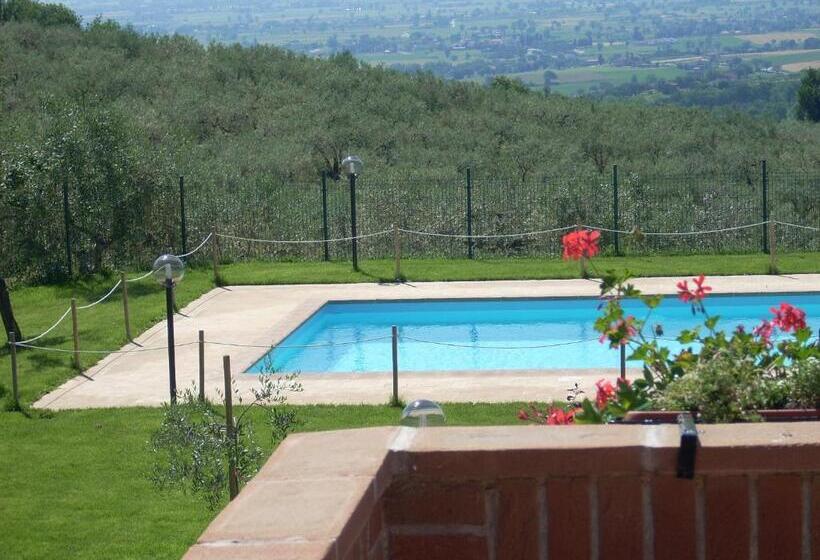 هتل Agriturismo La Rosa Montefalco