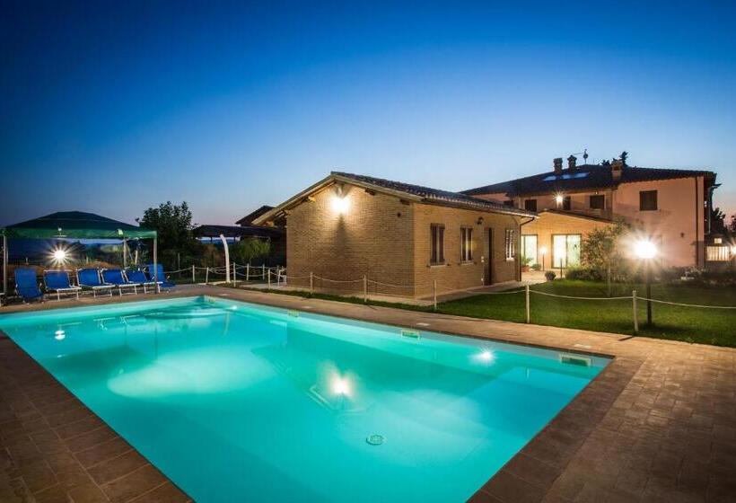 هتل Agriturismo La Rosa Montefalco