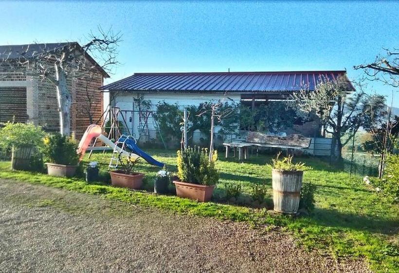 هتل Agriturismo La Rosa Montefalco
