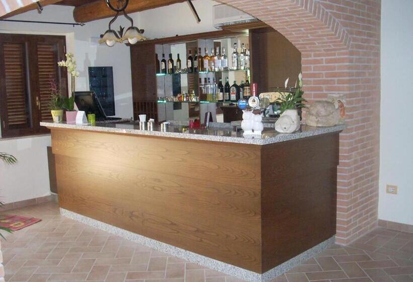هتل Agriturismo La Rosa Montefalco