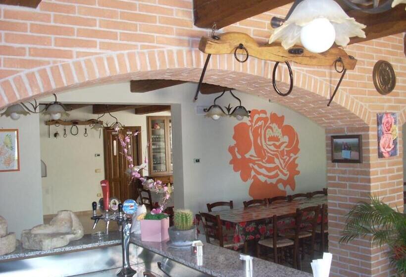 هتل Agriturismo La Rosa Montefalco