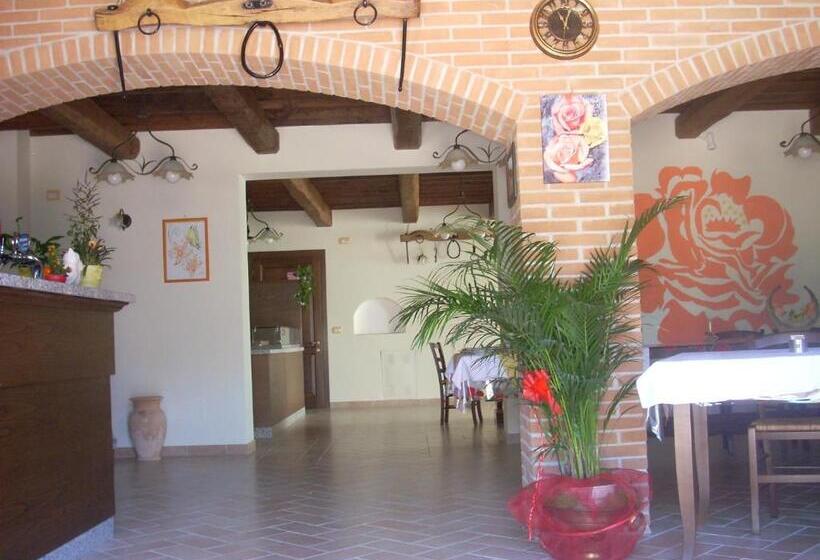 هتل Agriturismo La Rosa Montefalco