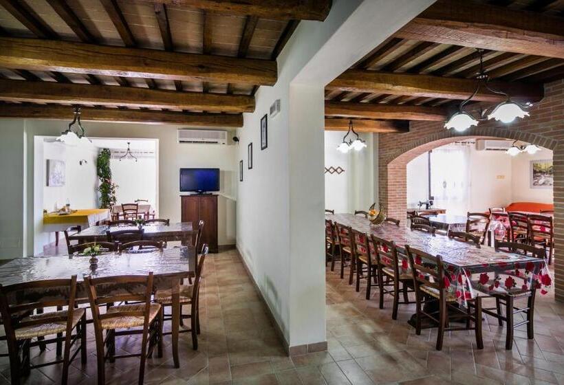 هتل Agriturismo La Rosa Montefalco