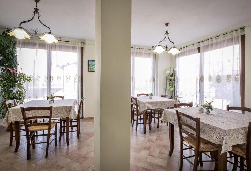 هتل Agriturismo La Rosa Montefalco