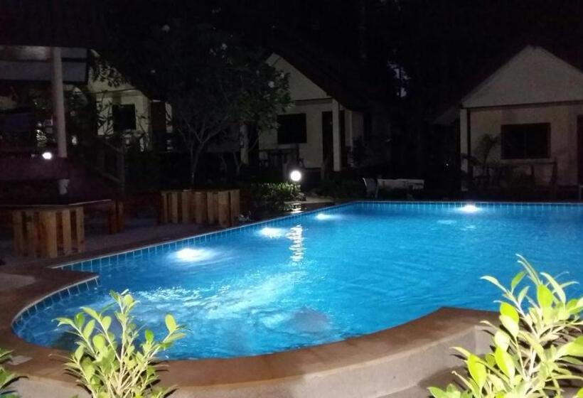 هاستل Baansanook Resort & Swimming Pool