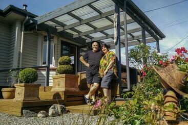 تختخواب و صبحانه Al And Rosies B+b