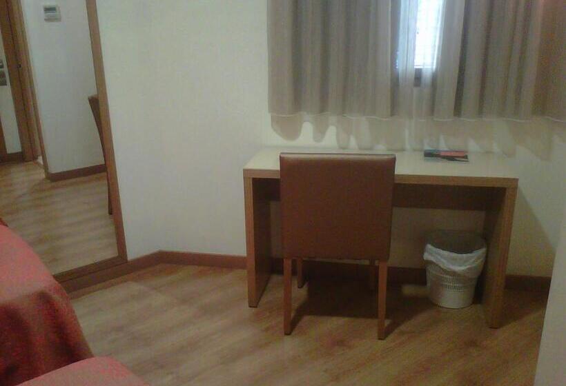 پانسیون Hostal Rambla
