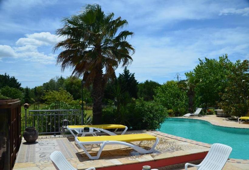 تختخواب و صبحانه Mas De La Montille