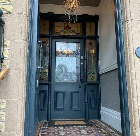 تختخواب و صبحانه Shelbourne House