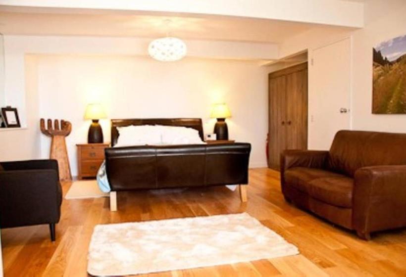 تختخواب و صبحانه The Cashmere Bothy