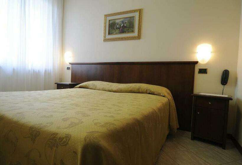 Отель Albergo Ristorante Quadrifoglio