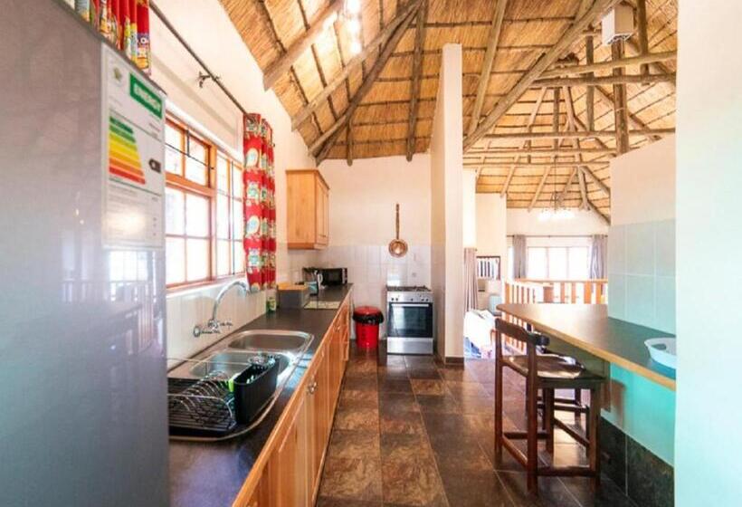 منتجع Lake Naverone Holiday Cottages